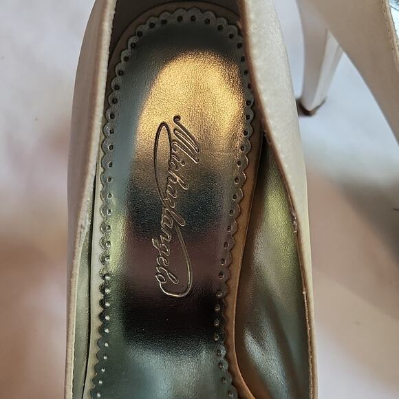 Beautiful Michaelangelo Diana ivory heels, size 7.5 - Picture 6 of 13